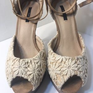 IXX open toe cream color embroidery/lace fabric heels